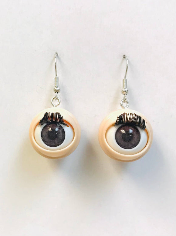 Awful creepy doll eyeball earrings - with awful blinking act: Doll Eye